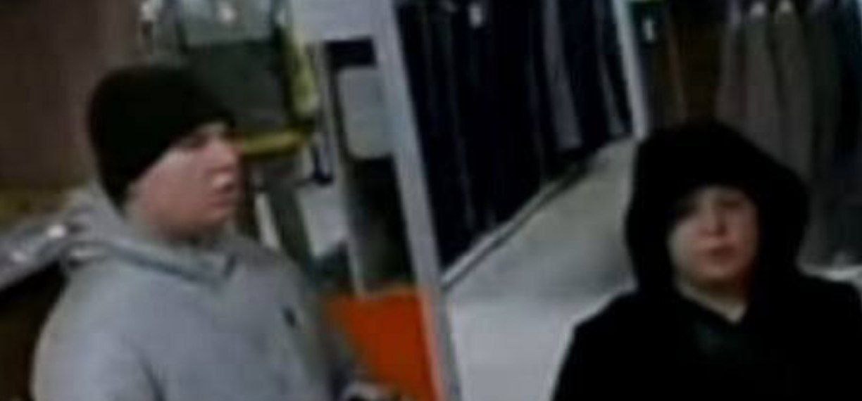 Вопиющий случай произошёл сегодня в ТЦ Городской на центральном рынке в Артёме Где то в 14 25 14 30 двое подростков взломали ящик для пожертвований который представители объединения Дальневосточные ласточки установили для сбора помощи нашим бойцам в зоне СВО и членам их семей и украли оттуда денежные средства неравнодушных артёмовцев По информации сотрудников ТЦ ящик был почти заполнен имелись купюры крупного номинала Мы получили видео и фото с камер видеонаблюдения Завтра будет написано заявление в полицию Подростков же просим проявить благоразумие и вернуть денежные средства дабы избежать неприятностей с законом Звонить по тел 79841495262 Светлана АНО Дальневосточные ласточки или в полицию 112 Так же можно обратиться в администрацию ТЦ Городской   Реклама  Поддержать канал Остались вопросы