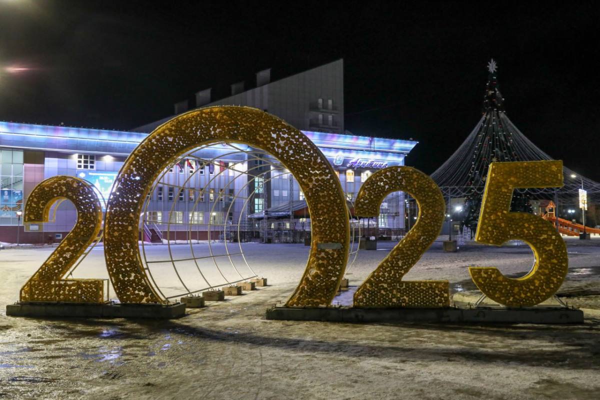 В эти выходные зажгутся огни на главной новогодней ёлке Нарьян-Мара  В эту субботу, 7 декабря, на площади Марад’ сей пройдёт сказочное представление для жителей региона. Начало мероприятия в 15.00.  В этом году детей Ненецкого автономного округа ждёт увлекательное сказочное путешествие в мир ненецких забав, волшебство хоровода под мерцанием праздничных огней и, конечно же, встреча с любимыми новогодними героями. Об этом пишет пресс-служба ДК «Арктика».  — Девочка Маяна и мальчик Сэрако с замиранием сердца ждут Нового года. Однако всеми любимый праздник может не прийти на северную землю, если небо не озарит яркое северное сияние — путеводный свет зимней сказки. Ребятам предстоит отправиться в увлекательное путешествие на поиски этого волшебного явления, и им не обойтись без помощи верных друзей, — рассказали во Дворце культуры «Арктика».  Открытие новогодней ёлки состоится и в посёлке Искателей. Всех желающих ждут 8 декабря в 12.00 на площади посёлка, сообщается на странице Клуба «Созвездие» ВКонтакте.  В программе — новогодние хороводы с Дедом Морозом, Снегурочкой и снежными героями, игры, а также сладкие призы.  Фото: Екатерина Эстер/НАО24