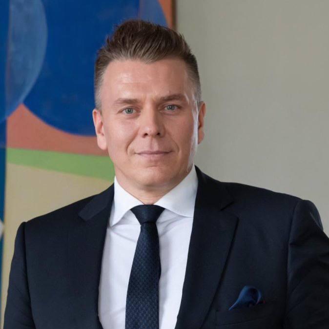 Замминистра культуры Литвы подал в отставку после критики из за рассказа о поездках в Россию Александрас Брокас занимал должность меньше недели а как только признался что бывал в Москве после 2014 года столкнулся с общественной критикой Свои поездки он объяснил тем что снимал там документальный фильм причем в негативном ключе Но и это ему не помогло От Первого Лица Мы в МАХ