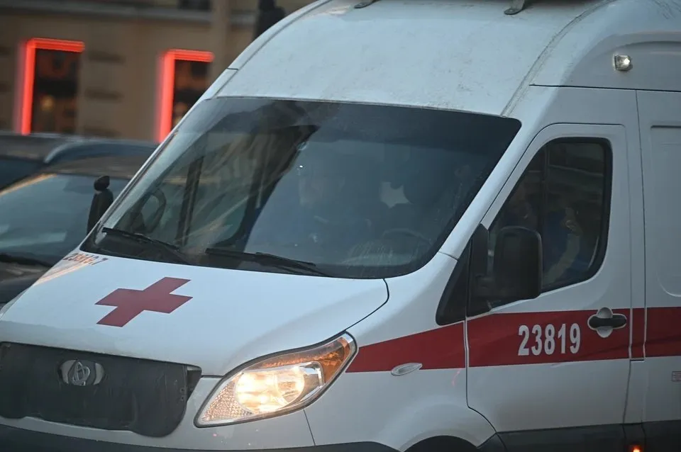 Сложная миссия спасателей в Петербурге два раза за день В Петербурге развернулась необычная ситуация спасатели дважды за день приходили на помощь 200 килограммовому мужчине который застрял в своем туалете В первый раз медики не смогли пробраться к нему из за узкого прохода и вместе с спасателями они были вынуждены выкатывать его на носилках От госпитализации он отказался Однако вечером состояние ухудшилось и ему потребовалась повторная эвакуация в больницу НовостиПетербурга Спасатели ЧП Петербург Piter News 24 Подписаться