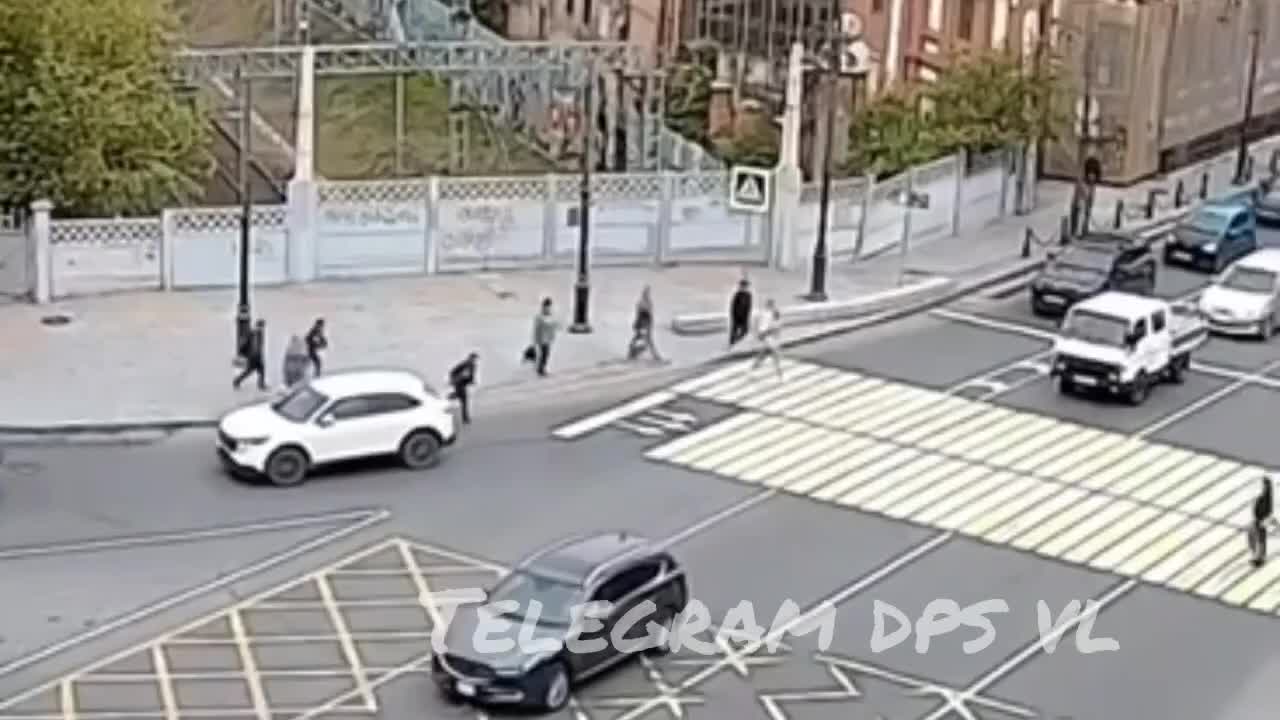 Полиция Ялты расследует инцидент с травмой 8-летней девочки в сквере Юбилейный