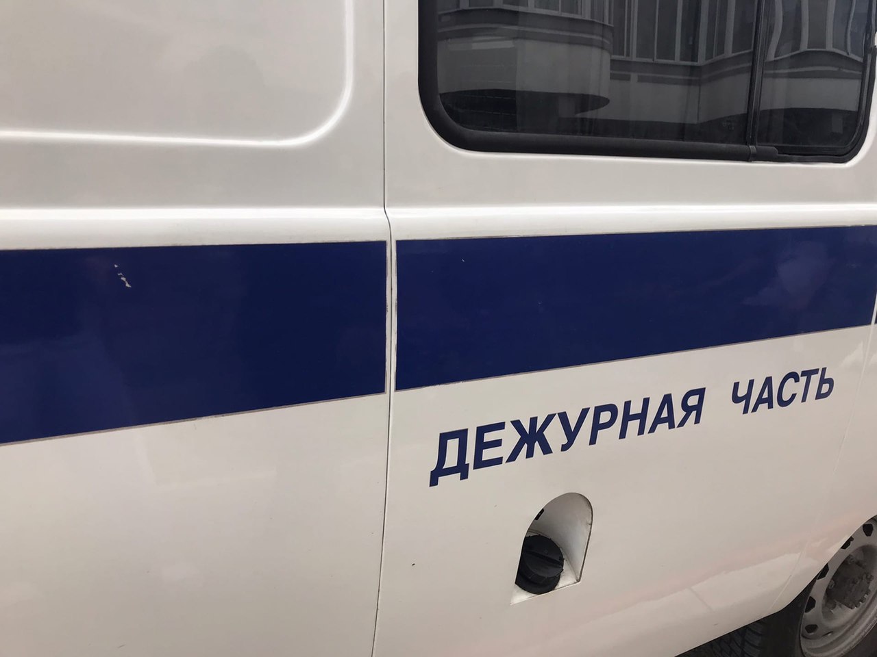 В Железногорске трое мужчин украли металлическую деталь весом 235 килограммов. Трое пьяных друзей проникли на территорию предприятия, откуда похитили довольно тяжёлую металлическую деталь. Интересно, что один из злоумышленников был работником организации, поэтому знал, куда надо идти. Похищенную вещь ребята сдали на металлолом, а затем, выручив 4 тысячи рублей, пропили награбленное. Теперь все трое стали фигурантами уголовного дела. Курская Telega / Прислать новость