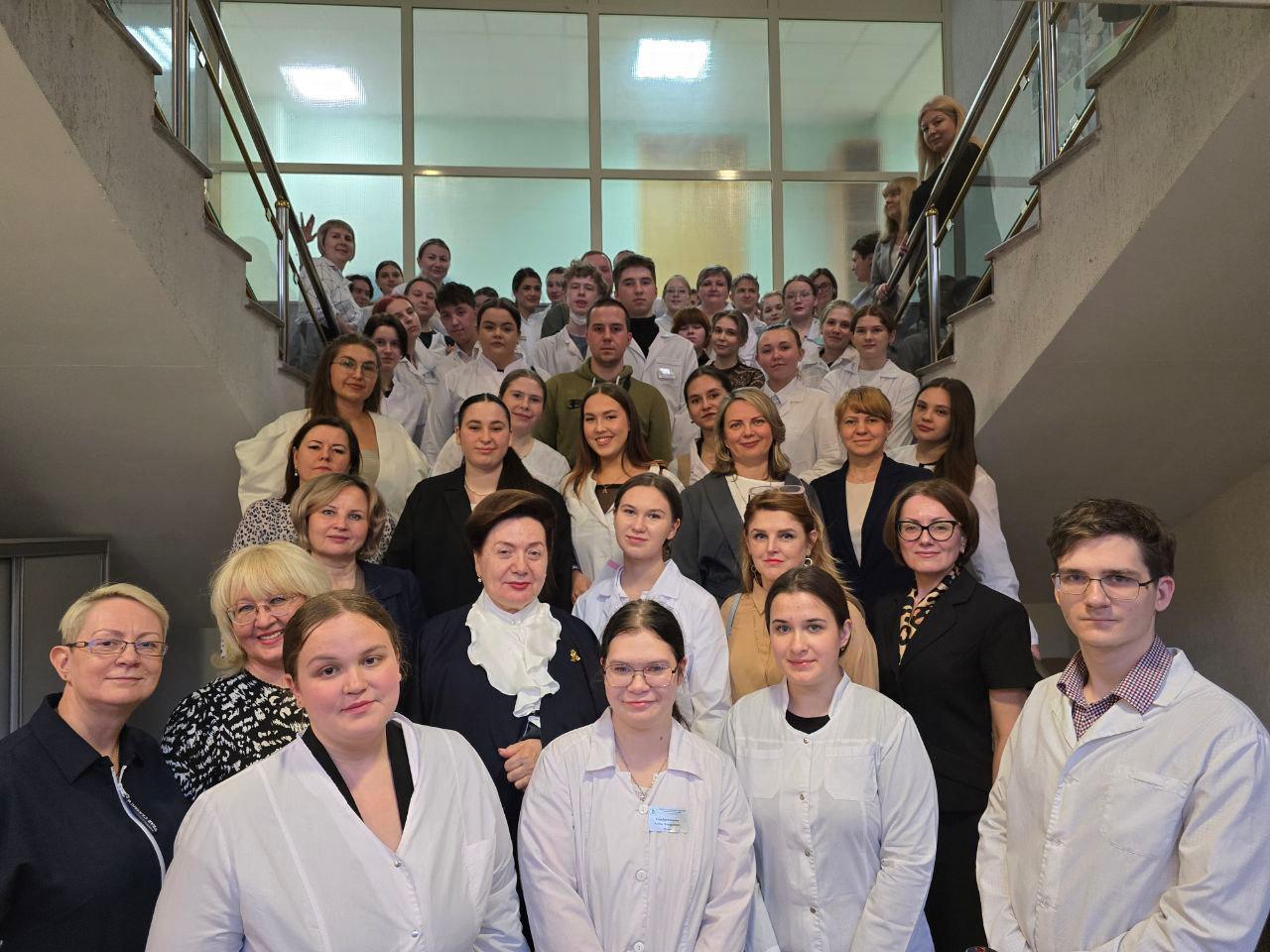 Свердловский областной медицинский колледж выпустил 55 целевиков в 2025 году В 25 больниц Среднего Урала придут работать 47 медицинских сестёр, четыре медицинских лаборанта и столько же фармацевтов. «У студента-целевика есть несколько преимуществ. Это гарантированное место практики и трудоустройства, персональный наставник от медицинской организации, заинтересованный в успешной адаптации на рабочем месте. Ещё такие выпускники имеют приоритетное право пройти профессиональную переподготовку на додипломном уровне и расширить свои компетенции в период обучения в колледже», — отметила главный внештатный специалист по управлению сестринской деятельностью Минздрава РФ в УрФО и Свердловской области, директор СОМК Ирина Левина. Молодые медики уедут в медучреждения Екатеринбурга, Полевского, Сысерти, Слободы Туринской, Берёзовского, Каменска-Уральского и Арамили. Тем, кто будет работать в малых городах, положена стимулирующая надбавка — специальная социальная выплата. Также все выпускники-целевики получат «подъёмные» после трудоустройства в учреждения системы здравоохранения Свердловской области: для городских больниц это 100 тысяч рублей, в сельской местности — 150 тысяч рублей. СОМК стал одним из первых медицинских колледжей в России, кто инициировал четырёхсторонние договоры о целевом обучении по подготовке специалистов среднего звена под запросы работодателей. Такой формат действует в Свердловской области с 2022 года и объединяет абитуриента, региональный Минздрав, медицинскую организацию и медколледж. Сейчас 1037 молодых уральцев обучается в СОМК по целевым договорам. Специальность медицинской сестры осваивает 547 человек, работать фельдшерами готовится 455 студентов, медицинскому лабораторному анализу обучается 21 человек и ещё 14 девушек — акушерскому делу.
