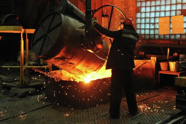 Politico Европарламент подготовил законопроект о запрете поставок стали из России Депутатам придётся вступить в борьбу со столицами ЕС которые продолжают импортировать некоторые виды продукции и угрожают заблокировать инициативу Как пишет Politico власти стран членов Евросоюза могут выступить против вмешательства Европарламента в вопросы безопасности Издание напоминает что Брюссель приложил немало усилий чтобы договориться о введении 50 процентных пошлин на импорт стали из России прошлой осенью Подписаться на Говорит Москва Telegram VK MAX