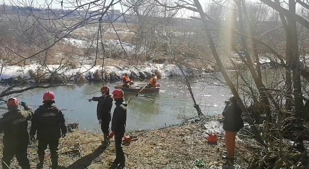 Спасатели Тулы расчищают реку Тулицу!  Специалисты Центра гражданской защиты и спасательных работ Тулы провели работы по уборке сухих деревьев и веток в районе улицы Речной.  Городские службы активно следят за данными Гидрометцентра и выполняют задачи по прочистке русел рек и систем ливневой канализации. Такие меры помогут предотвратить возможные проблемы с затоплением.  ↗  Подпишись на «Тула №1»   Прислать новость / задать вопрос