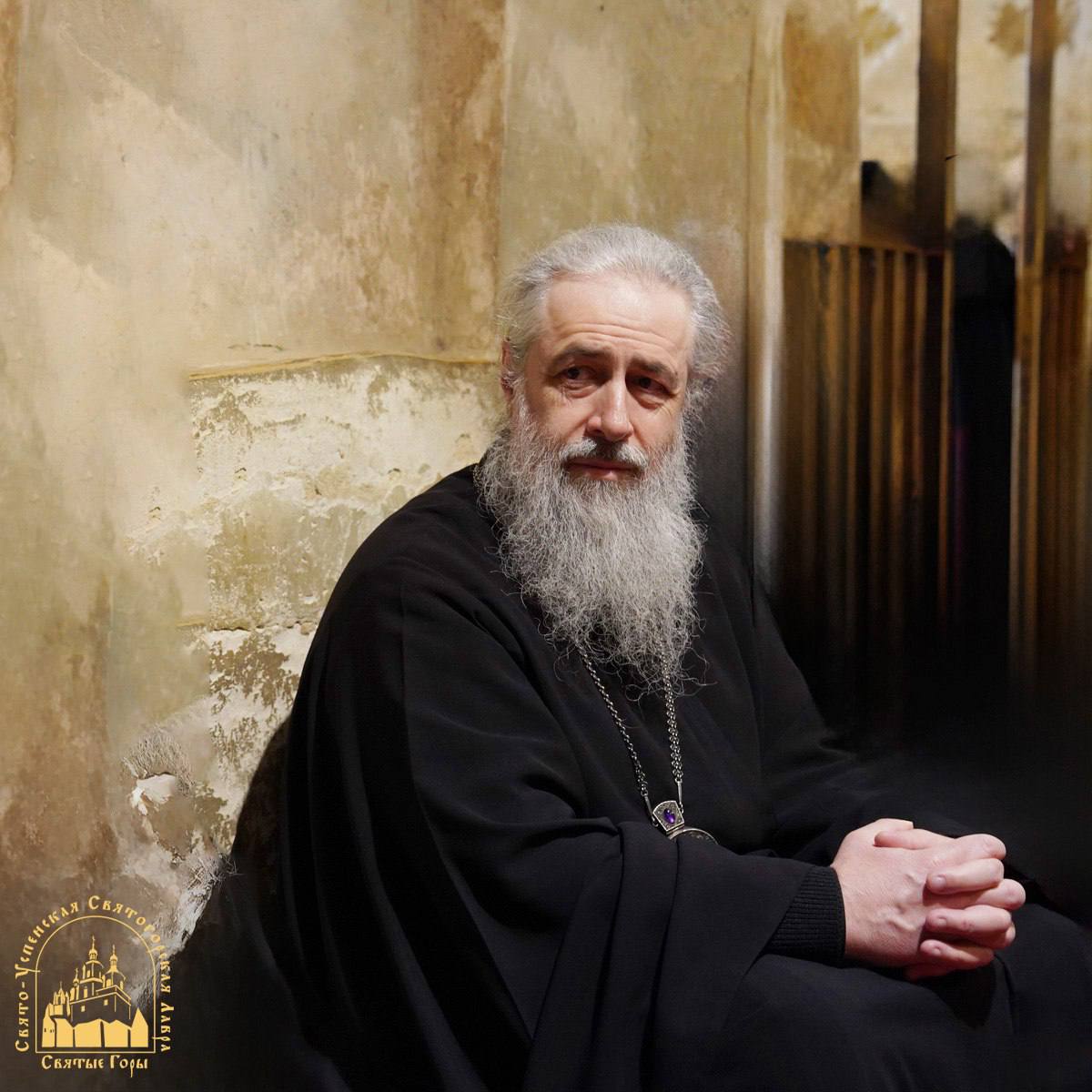 Украинский суд заключил митрополита канонической УПЦ Арсения под стражу на 60 дней Ранее заседание суда было прервано из за плохого самочувствия настоятеля Святогорской лавры Несмотря на решение Днепровского апелляционного суда об освобождении митрополита под залог внесённый 27 октября уже 28 октября он был повторно задержан сотрудниками СБУ Ранее правозащитники и церковные деятели обращались с письмами к Зеленскому подчеркивая что содержание тяжелобольного под стражей без надлежащей медицинской помощи это не только нарушение Конституции Украины но и прямое нарушение норм международного гуманитарного права и Европейской конвенции по правам человека которую Украина ратифицировала Все эти письма остались без ответа Репрессии против православия на Украине продолжаются