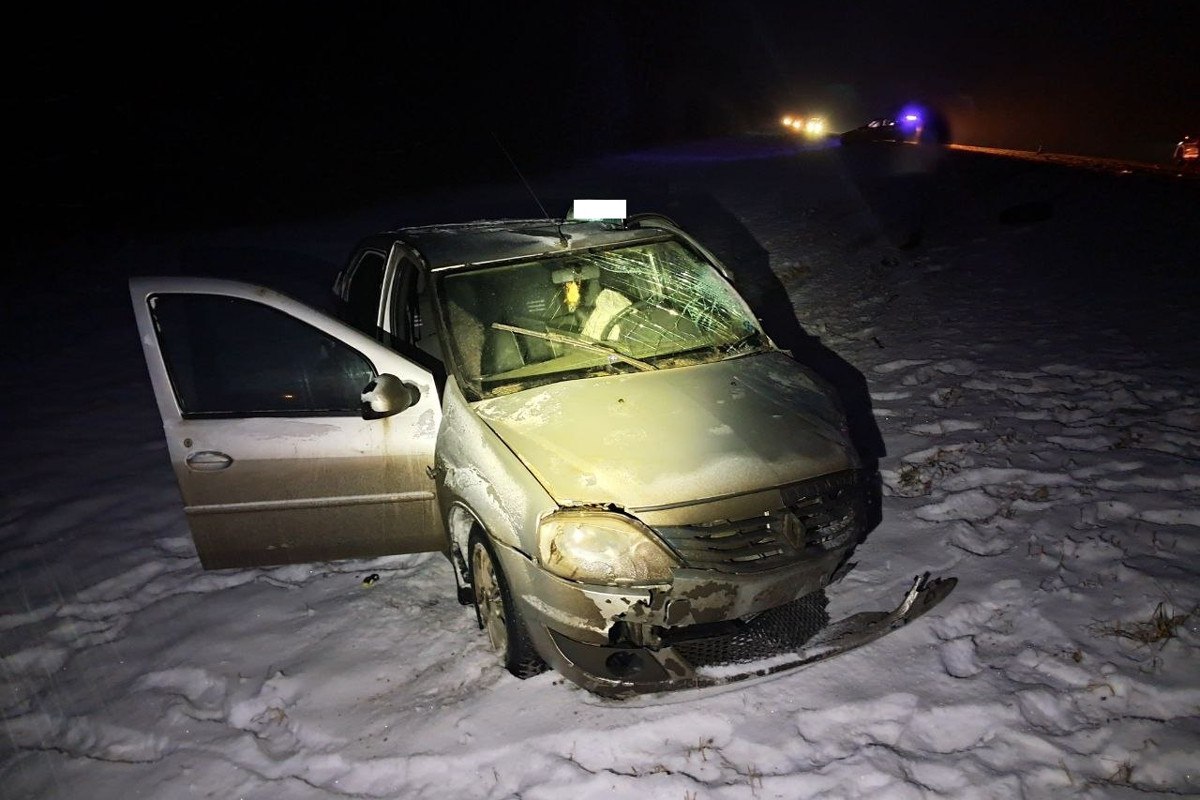 Водитель иномарки пострадал в лобовой аварии под Череповцом  Авария произошла 12 февраля в 18 часов на 162 километре автодороги Вологда – Тихвин – Р-21 «Кола» в Череповецком районе.  По предварительной информации, 52-летний водитель автомашины «Лада Гранта» при обгоне выехал на встречную полосу, где врезался в автомобиль «Рено Логан» под управлением мужчины 1987 года рождения. От удара при столкновении иномарку отбросило с трассы в кювет.  В ДТП пострадал водитель «Рено», который получил различные травмы. Бригада скорой помощи доставила мужчину в больницу.