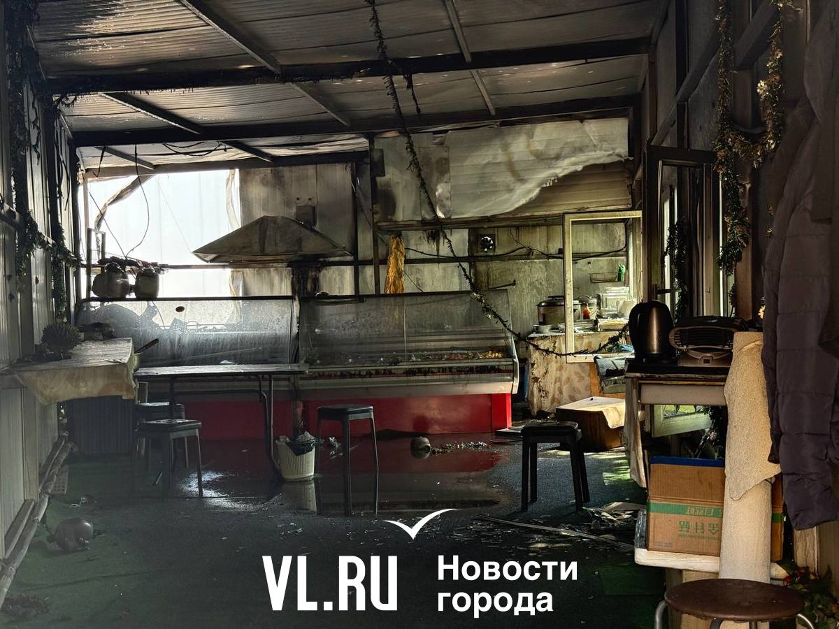 Китайское кафе загорелось на улице Спортивной во Владивостоке возле блошиного рынка На блошином рынке между Луговой и Спортивной загорелось китайское кафе. Павильон уже потушили, на месте работают сотрудники МЧС, они снимают крышу. Предварительно, пострадавших нет. Причина возгорания выясняется. Подробнее