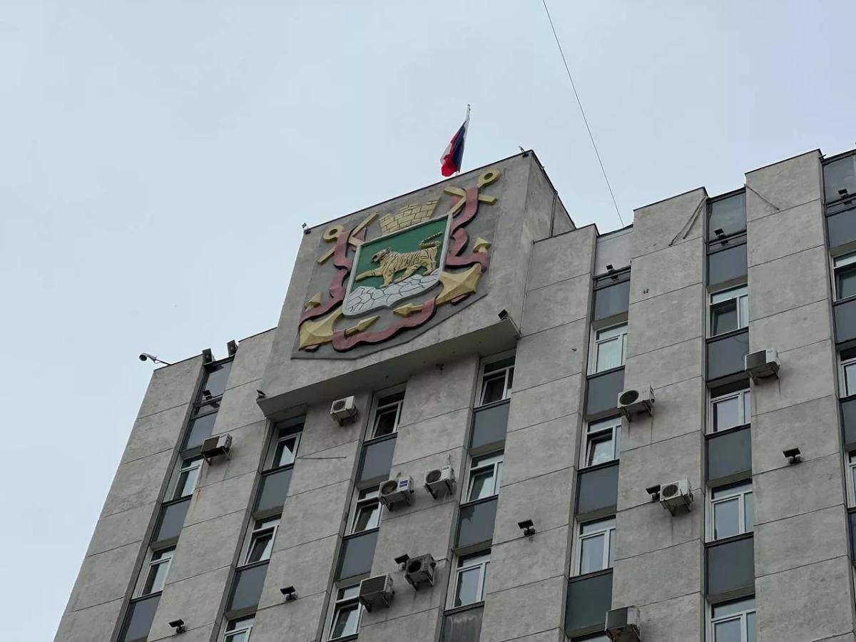 Бюджет Владивостока увеличен почти на 250 млн руб. и составил уже более 36 млрд руб.   Очередную корректировку главного финансового документа приняли депутаты городской Думы 31 июля. Поступившие из краевого бюджета средства позволят провести ремонтные работы в национальном центре «Россия» на улице Батарейной и благоустроить прилегающую к нему территорию — часть набережной Спортивной гавани.