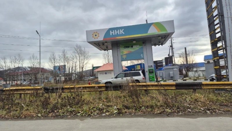 На Сахалине ищут способы сократить очереди на автозаправках Губернатор Валерий Лимаренко поручил топливным компаниям и властям совместно повысить эффективность работы АЗС Подробности на нашем сайте Подписаться на нас Telegram I MAX Прислать нам новость Sakhonlinebot