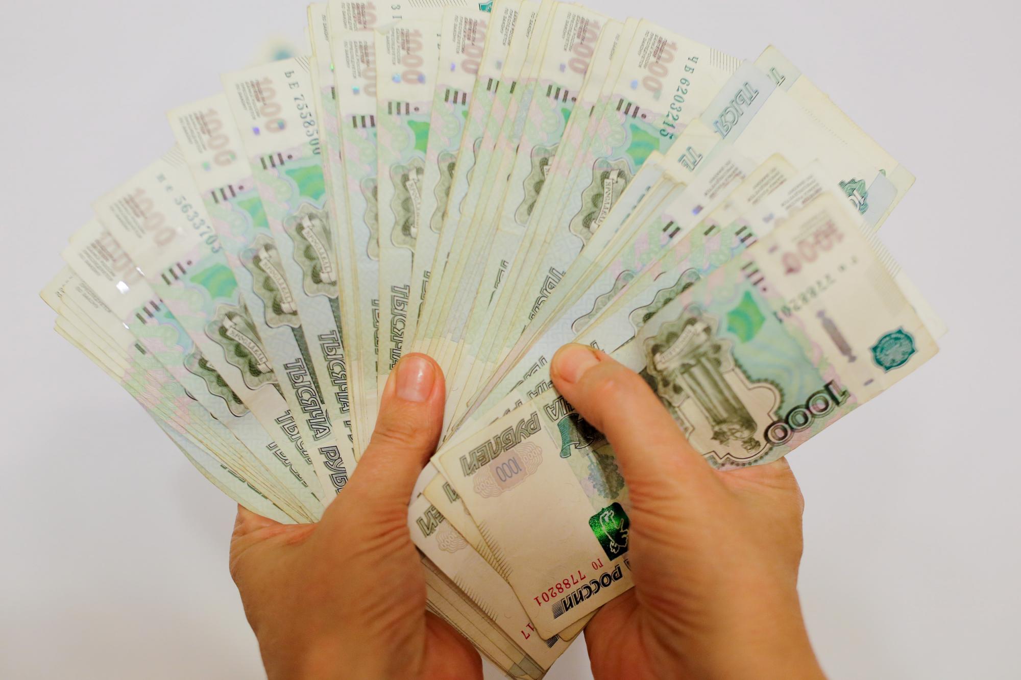В Волгоградской области отменили индексацию зарплат госслужащих С 1 октября чиновникам и замещающим их лицам планировали увеличить зарплату в 1 045 раза Но волгоградские депутаты приняли решение отменить индексацию оно вступит в силу аккурат 1 октября Также парламентарии решили не поднимать оклады и тем кто не занимает должности госслужбы в аппарате областной думы Для этого оформлен ещё один законопроект В обеих официальных бумагах говорится что изменения связаны с корректировками региональной казны