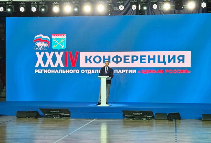 Александр Дрозденко: До 2030 года все дороги в Ленобласти станут региональными В понедельник, 23 июня, на XXXIV Конференции регионального отделения партии «Единая Россия» губернатор Ленинградской области, секретарь реготделения партии Александр Дрозденко рассказал о ключевых направлениях работы по развитию региона на ближайшие годы. В их числе — транспортная система Ленобласти. Главная цель — обеспечить комфорт жителей, экономический рост и транспортную доступность региона. «Дороги — это артерии, по которым течет вся экономика, передвигаемся мы с вами, вообще это жизнь региона, и мы гордимся нашими знаковыми объектами», — отметил он. За последние годы в Ленобласти реализовали большое количество проектов: построены мосты через реки Свирь и Волхов, начата работа над 25 новыми объектами, включая КАД-2, железнодорожный обход, широтную магистраль, путепровод в Волосовском районе, развязку в Гатчине и дорогу в обход Всеволожска. В 2025 году завершатся работы на трассе Санкт-Петербург — Матокса, подъезде к Кудрово, развязке с трассой «Кола» и участке КАД — Колтуши. «Мы начинаем с этого года поэтапный прием всех муниципальных дорог из муниципальной собственности в областную. До 2030 года мы завершим проект. Все дороги в регионе будут региональными. Это позволит нам обеспечить единый стандарт качества дорог как по капитальному ремонту, реконструкции, так и по содержанию. Да, это дополнительная ответственность, но, я думаю, мы четко понимаем, как мы будем к этому двигаться», — заявил Александр Дрозденко. Особое внимание уделяется дорогам местного значения, связывающим малые населенные пункты. В планах — масштабная программа их ремонта и модернизации. К 2035 году 70% таких дорог приведут в нормативное состояние, а время в пути между ключевыми точками региона сократится до двух часов. Для этого создадут современные транспортные узлы, скоростные автобусные маршруты и новые железнодорожные ветки. Регион также модернизирует «Дорогу жизни» и наращивает транспортные связи с Карелией через приграничные маршруты. Все проекты учитывают доступность для людей с ограниченными возможностями и семей с детьми. Online47 — Всё о Ленобласти и не только
