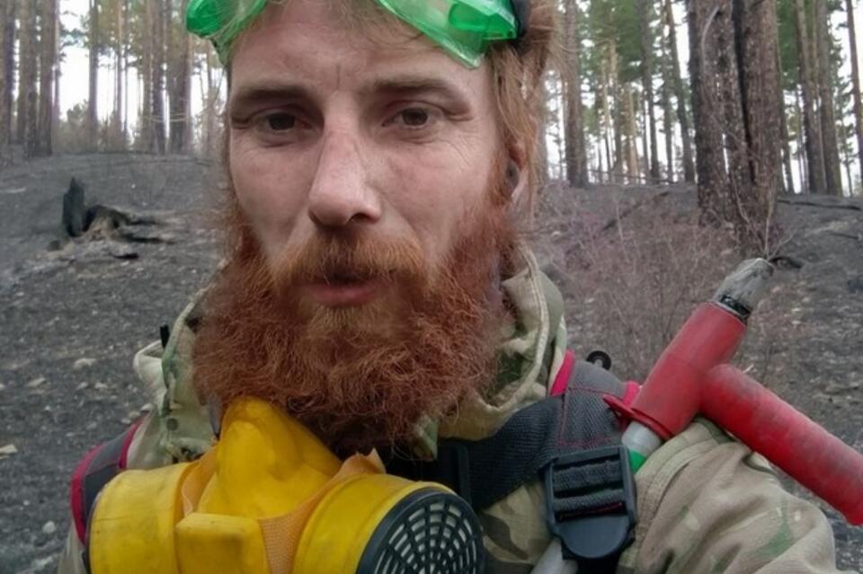 Задержан забайкальский волонтёр, тушивший лесные пожары Полиция задержала волонтёра Андрея Степаненко, который с июня 2025 года координировал действия добровольцев по борьбе с пожарами в Забайкалье, в том числе в Атамановке под Читой. Как сообщили родственники задержанного местному сайту ZAB.RU , утром 17 июля в дом к Степаненко прибыли сотрудники полиции, провели обыск, изъяли телефоны у всех членов семьи и увезли мужчину в отделение. Его подозревают в совершении якобы поджога. Андрей Степаненко известен в регионе как один из наиболее активных волонтёров — он неоднократно рисковал жизнью и здоровьем, участвуя в ликвидации лесных пожаров, помогал с подвозом воды, продуктами, организацией эвакуации и тушением тлеющих очагов, пишут журналисты. Подписаться Прислать новость Помочь бустами