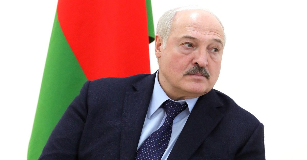 Лукашенко: люди не должны чувствовать себя в магазине как в музее — нужна ценовая справедливость «Сейчас главный вопрос и у нас, и в России — справедливость. Люди хотят справедливости. Они далеки от нашей этой экономики», — заявил Лукашенко на встрече с губернатором Петербурга Александром Бегловым. Он подчеркнул, что человек не должен «смотреть на цены как на экспонаты» и уходить из магазина с пустыми руками. По словам президента, цель — не регулировать всё подряд, а «установить цену справедливости». Лукашенко также пообещал навести порядок, если увидит «шалости» в ценовой политике нового правительства. Его пресс-служба уже получает жалобы от граждан.