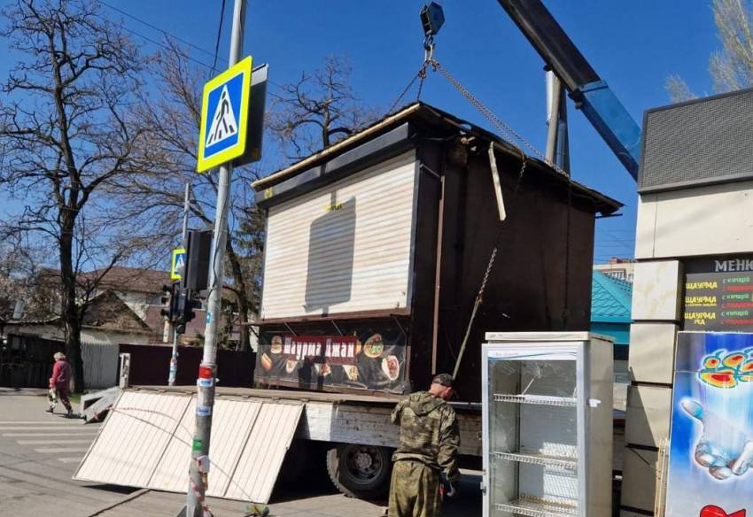 Малый бизнес Ростова рискует попасть под каток борьбы с ларьками  Пятнадцатый апелляционный суд поддержал решение УФАС по Ростовской области, которое выявило сговор при размещении нестационарных торговых павильонов, или же, попросту, ларьков. Теперь четыре компании должны вернуть городу 39 млн рублей.   Новости №1 в Ростове  Прислать новость/фото