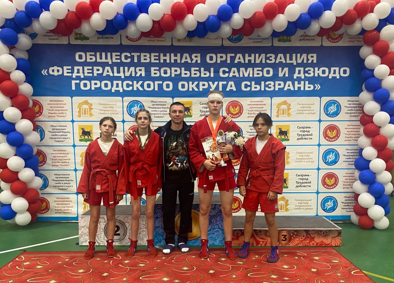 Южноуральская самбистка победитель всероссийских соревнований С 26 по 29 сентября в Сызрани Самарской области прошли всероссийские соревнования по самбо На призы МСМК Елены Тарасовой и Оксаны Танцюры Представительница Челябинской области Алена Мурзина завоевала золотую медаль турнира Всего на соревнованиях собралось более 300 спортсменок из 25 регионов России Сборная команда Челябинской области была представлена следующими спортсменками Алена Мурзина Челябинск тренер Юлия Чибичик Мария Чибичик Челябинск тренер Юлия Чибичик Ирина Махова Чебаркуль тренер Артем Сарычев Елизавета Шунтукова Чебаркуль тренер Антон Шальков