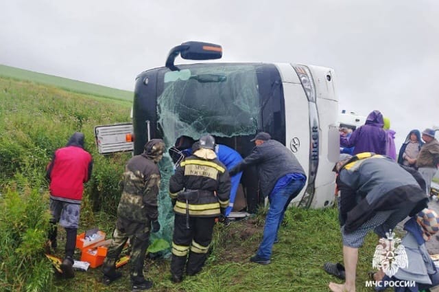 Автобус с 40 пассажирами в Башкирии улетел в кювет Сегодня, 27 июля, на 35 км автодороги Малояз-Верхние Киги в Кигинском районе автобус Higer попал в аварию. По данным Госавтоинспекции Башкирии, находившийся за рулем 38-летний житель Удмуртской Республики не справился с управлением и съехал в кювет с последующим опрокидыванием. «По пострадавшим информация уточняется. Известно, что в автобусе находились 40 человек», - добавили в ГАИ. В МЧС сообщили, что в автобусе были 43 человека, из них семеро детей.