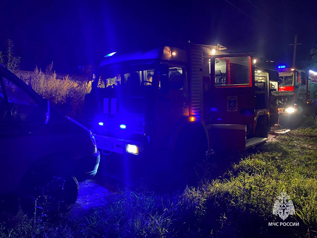 Два человека погибли при пожаре в Салавате   Сегодня ночью в СНТ №14 загорелся заброшенный садовый дом. Огонь полностью уничтожил постройку размером 2×3 метра.     Пожарные МЧС России и «ГазпромНефтехимСалават» оперативно ликвидировали возгорание. Однако при разборе завалов были обнаружены тела двух погибших. Их личности устанавливаются.    На месте работают дознаватель МЧС России и оперативно-следственная группа. Состоялось заседание Комиссии по предупреждению и ликвидации чрезвычайных ситуаций и обеспечению пожарной безопасности.   Соблюдай правила пожарной безопасности, не допускай неосторожного обращения с огнем, не используй неисправную электротехнику и не кури в постели.  МЧС Башкортостан    MAX