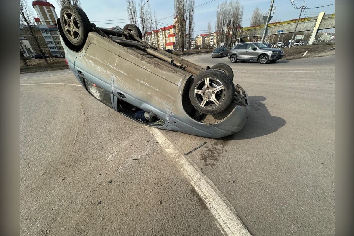 Автомобиль перевернулся на Московском проспекте Воронежа после столкновения с другой машиной     Машины двигались по Московскому проспекту в сторону выезда из Воронежа. В результате ДТП «Дэу» опрокинулся на крышу. Автомобили получили повреждения, пострадавших, по предварительным данным, нет.  ↗  Прислать новость   Подписаться