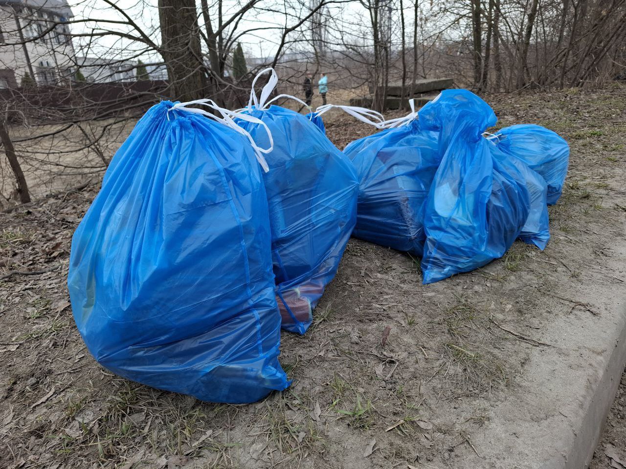 Один из самых сложных участков — в районе 59-го дома на улице Заводской.  Объем работы большой, поэтому в уборке территории были задействованы более 100 представителей городской администрации: сотрудники управления по делам ГО и ЧС, комитета ЖКХ, управления экономики и прогнозирования, комитета развития и инвестиционного планирования, управления информации и печати, управления муниципальной службы и профилактики коррупционных и иных правонарушений, а также отдела по профилактике терроризма и взаимодействию с органами, осуществляющими охрану общественного порядка. Также были задействованы работники «СМЭП города Курска».  Убирали территорию вдоль гаражей. Председатель городского комитета ЖКХ Антон Бартенев отмечает, что этот участок загрязняется бытовым мусором из года в год. Надолго ли он останется чистым на этот раз? Хочется верить в сознательность курян.  Мешки с собранным мусором вывозятся сразу — по маршруту уборки курсируют грузовики.