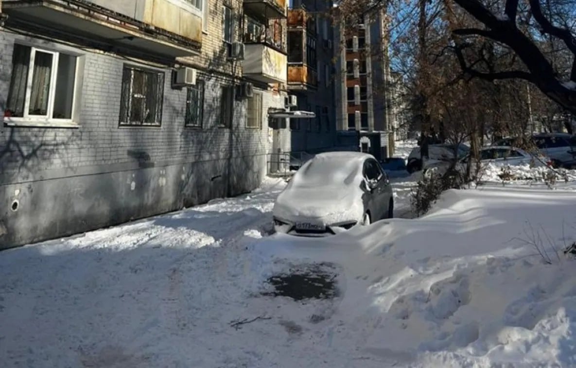 ⏺  Более 2 млн рублей штрафов выписано УК и ТСЖ Хабаровска за неубранный снег  Главное управление государственного контроля и лицензирования правительства Хабаровского края провело более 4500 рейдов по выявлению дворов, где управляющие компании не очистили придомовую территорию от снега.  Составлено почти 150 протоколов о правонарушениях. Также недобросовестным управляющим организациям вынесено 244 предостережений о том, что снег во дворах должен быть убран. Кроме того, выписано штрафов на общую сумму почти 2,5 млн рублей.  Специалисты надзорного ведомства рекомендуют жильцам сначала обращаться в свою управляющую компанию, если не убран снег и не сбиты сосульки с крыш многоквартирных домов. Но если коммунальщики не реагируют на просьбы, то можно подать жалобу письменно по адресу: Амурский бульвар, д. 43, а также по телефону горячей линии 8  4212  40-23-40.