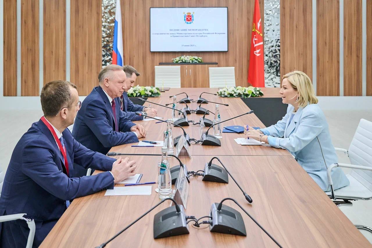 Вместе с Губернатором Санкт-Петербурга Александром Бегловым подписали на ПМЭФ меморандум о сотрудничестве Минкультуры России и Правительства Северной столицы Большое спасибо коллегам за активное участие в творческой жизни «Ленфильма» и создание благоприятных условий для киноотрасли в регионе. В подписанном документе обозначено намерение содействовать развитию крупных кинокластеров Санкт-Петербурга, а также разнообразных форм творческого сотрудничества. «Ленфильм» – старейшая киностудия страны. Здесь снимались картины, ставшие классикой советского кинематографа. Новые киноленты также востребованы у зрителей, принимают участие в российских и зарубежных кинофестивалях. Уникальная лаборатория для сценаристов и режиссеров-дебютантов «Ленфильм-дебют» вот уже третий год при нашей поддержке помогает молодым талантам создавать свое кино. Подписание меморандума поможет объединить ресурсы и укрепить взаимодействие Минкультуры России с Правительством Санкт-Петербурга в сфере кинематографии.