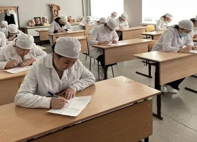 Кластер для подготовки медиков среднего звена откроют в Якутии в 2026 году Кластер для подготовки медиков среднего звена начнет работу 1 сентября 2026 года Он объединит три медицинских колледжа в Якутске Нерюнгри и Алдане а также 12 медицинских организаций республики Создание образовательного кластера реализуется в рамках проекта Профессионалитет и нацпроекта Молодежь и дети инициированного президентом РФ Владимиром Путиным Глава государства Владимир Путин обратил особое внимание на роль федерального проекта Профессионалитет который реализуется на принципах тесной кооперации образования и предприятий в подготовке кадров для различных отраслей экономики и промышленности Такие подходы президент поручил распространить на всю систему среднего профобразования отметил глава Якутии Айсен Николаев ulusmedia