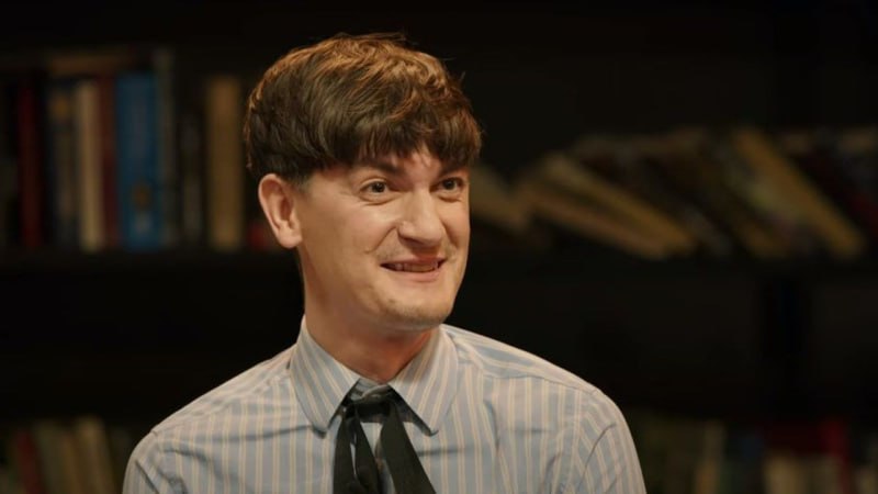 Суд оштрафовал комика Александра Гудкова за пародию на песню Shaman Я русский Его признали виновным по статье Возбуждение ненависти либо вражды а равно унижение человеческого достоинства Красногорский суд Московской области назначил Гудкову административный штраф в размере 11 тысяч рублей Инстанцией установлено что он в соцсети ВКонтакте разместил видеозапись под названием Александр Гудков Я узкий используя аранжировку композиции Я русский исполняемую певцом под псевдонимом Shaman Он изменил текст применив словосочетание я узкий говорится в сообщении пресс службы судов общей юрисдикции Подмосковья Психолого лингвистическое исследование показало что в видеозаписи есть действия направленные на унижение достоинства человека и группы лиц по признакам происхождения Подписаться на Говорит Москва Telegram VK MAX