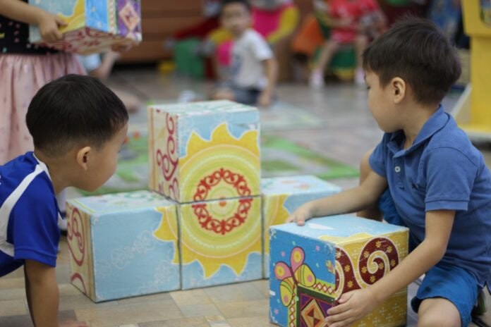 Почти 100 детей обеспечены местами в детских садах в Якутии Работа ведется в рамках реализации нацпроекта Молодежь и дети инициированного президентом РФ Владимиром Путиным а также в соответствии со стратегическим указом главы республики Айсена Николаева о развитии единой системы образования В течение 2025 года в Хангаласском районе и Якутске открыты два детских сада общей вместимостью 340 мест Кроме того завершен капитальный ремонт двух объектов дошкольного образования в Амгинском и Горном районах что позволило обновить инфраструктуру и создать современные условия для воспитания и развития детей Подробнее читайте по ссылке Фото Детский сад 89 Парус yk24 ru в MAX Telegram ВК VK Видео