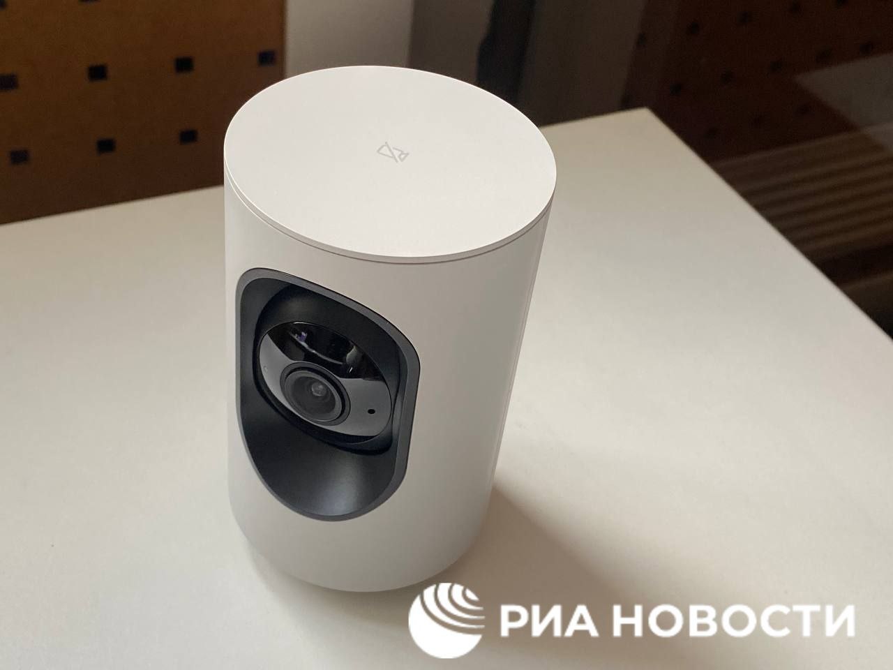 "Яндекс" выпустил в продажу умную IP-камеру для домашнего видеонаблюдения. Ее поворотный механизм составляет 350 градусов. Она транслирует видео со звуком в реальном времени, позволяет сохранять записи на SD-карту, а если замечает движение или человека в кадре, то присылает уведомление. При этом камера может снимать в ночном режиме.