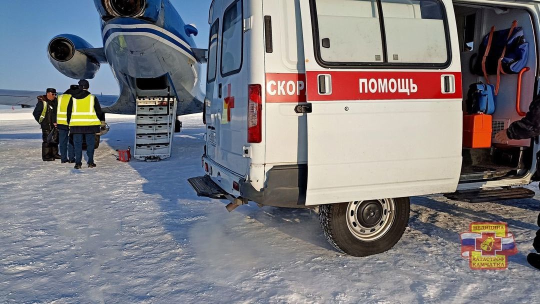 Борт в помощь: «сложных» пациентов доставили в Петропавловск   Бригада Центра Медицины катастроф регулярно помогает жителям удаленных районов Камчатки быстро добраться до медицинских учреждений и получить врачебную помощь.   В этот раз скорая помощь доставила пациента к борту самолёта Як-40 Камчатского авиационного предприятия для дальнейшей отправки в стационар одной из больниц Петропавловска-Камчатского.   Берегите себя и своих близких