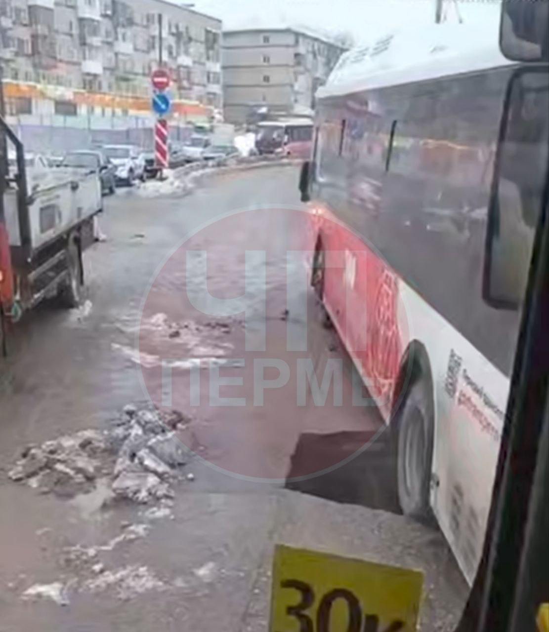 На спуске шоссе Космонавтов под автобусом провалилась плита  Из-за аварии в городе образовались огромные пробки, которые тянутся от самого центра.    : ЧП Пермь     Подпишись на «КП-Пермь»