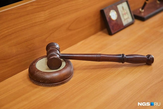 Прокуратура Приморского края добивается изъятия в доход государства имущества принадлежащего бывшему вице мэру Владивостока Наталье Соколовой расположенного в районе Садгорода Общая стоимость недвижимости оценивается в 27 миллионов рублей Соответствующий иск уже подан в суд сообщили в надзорном ведомстве Речь идёт о трёх зданиях и двух земельных участках оформленных на Наталью Соколову которая с декабря находится в СИЗО а также на её родителей Сергея и Надежду Константиновых Прокурор Приморского края Сергей Столяров сообщил на заседании коллегии что иск к бывшей чиновнице и членам её семьи предъявили ещё в прошлом году В прокуратуре полагают что имущество могло быть приобретено на незаконные доходы поскольку доказательства его покупки за счёт законных средств сторона защиты чиновницы не представила В то же время в надзорном ведомстве уточнили что рассмотрение дела в Советском районном суде Владивостока временно приостановлено из за смерти одного из ответчиков Судебный процесс возобновят после вступления наследников в имущественные права Подробности уже опубликовали на нашем сайте Подписаться в Telegram    Подписаться в MAX