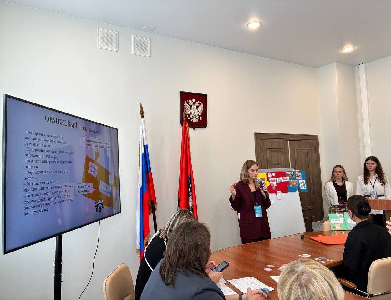 Учитель логопед Усть Камчатского округа обладательница медали всероссийского конкурса В Москве накануне Дня учителя объявили результаты финала VIII Всероссийского конкурса профессионального мастерства Учитель дефектолог России 2025 В номинации Логопед года третье место у Ирины Шевцовой учителя логопеда детского сада 40 Золотой ключик посёлка Ключи Она получила соответствующий сертификат и диплом за подписью министра просвещения Российской Федерации Сергея Кравцова Поздравляем нашего педагога с великолепным результатом   ukmokrug Подписаться Прислать Чат