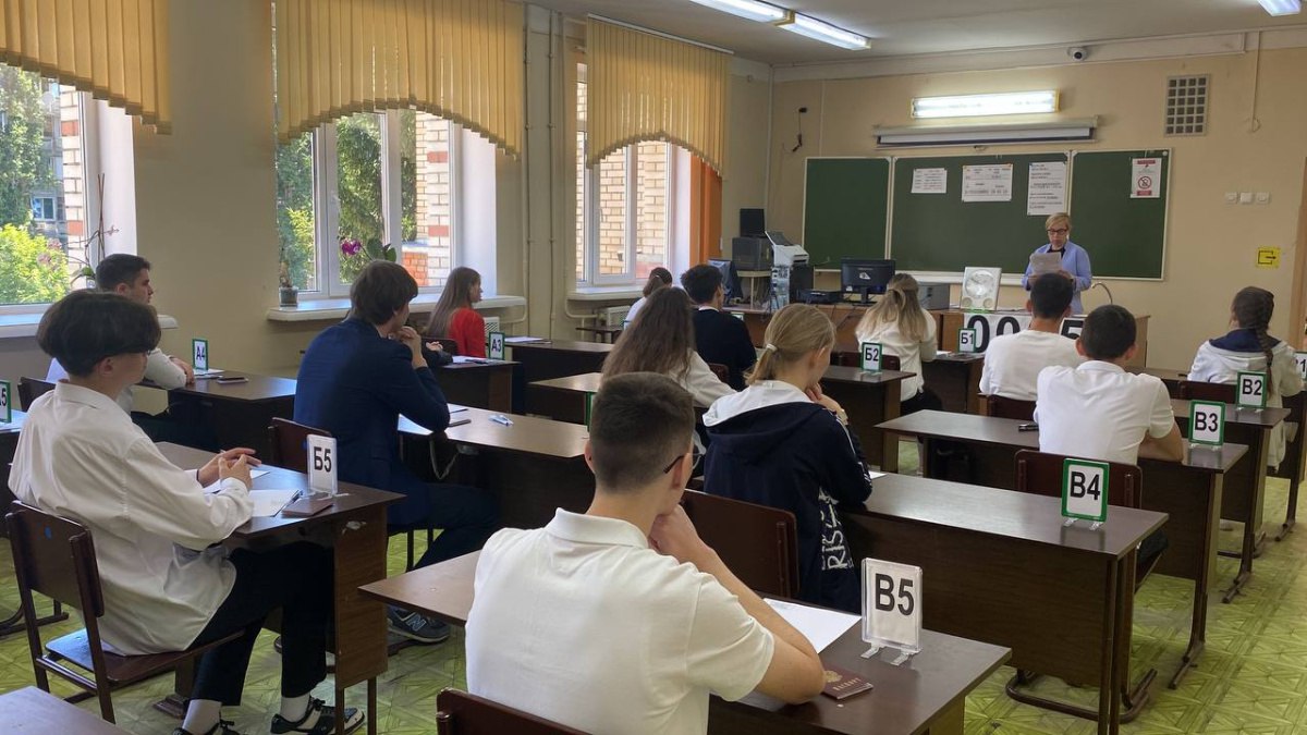 В 2026 году у школьников сохранится право пересдать один предмет ЕГЭ Рособрнадзор сохранит возможность пересдать один из предметов ЕГЭ в следующем году заявил глава ведомства Анзор Музаев Эта инициатива сохраняется она теперь на постоянной основе сказал он Также исключена возможность расширения перечня предметов для пересдачи Как отметил Музаев ни ведомство ни экспертное сообщество ни регионы не видят необходимости в добавлении экзаменационных дней сообщает РИА Новости Что думаете хорошее предложение так у детей больше шансов успешно сдать экзамены нужно сразу готовиться и хорошо сдавать Мы в MAX Мы в TG Прислать новость