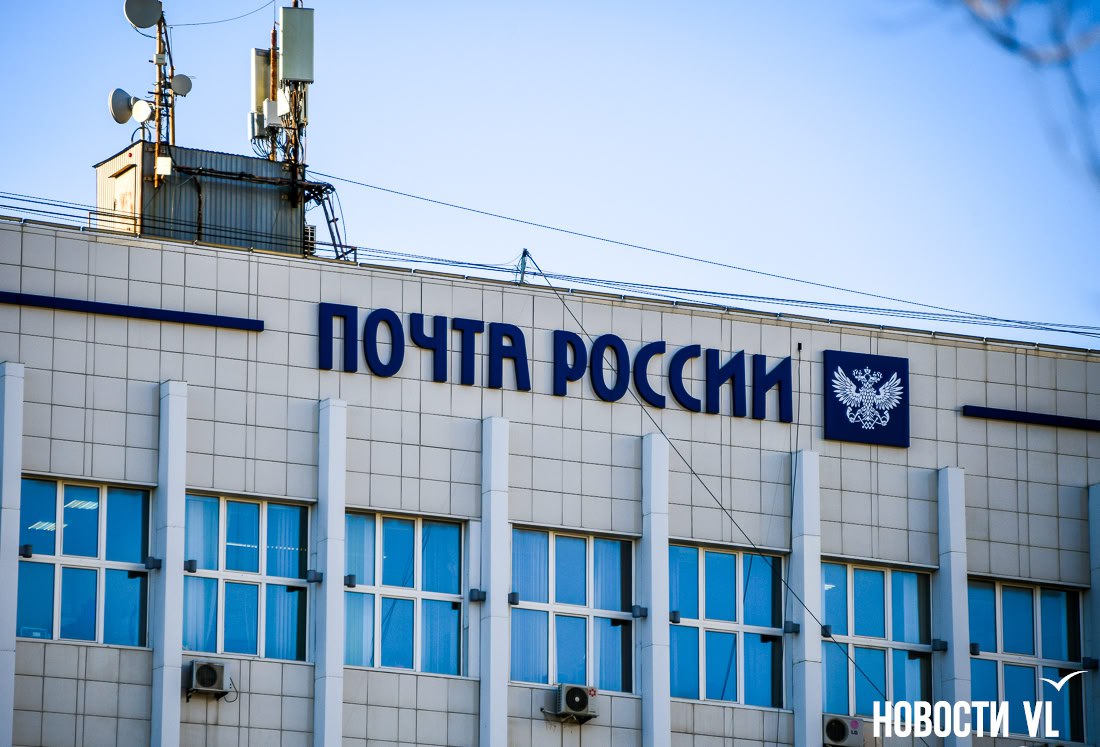 Госдума просит правительство до 1 декабря этого года установить компенсацию за несвоевременную выплату пенсий, пишут «Известия». Такие рекомендации дал комитет ГД по защите конкуренции после проверки Счетной палаты деятельности «Почты России». Было установлено: вместо того чтобы доставлять пенсии и пособия гражданам, «Почта» размещает эти деньги под проценты как целевые вклады. По мнению депутатов, в случае необходимости выплаты компенсации задерживать пенсии будет невыгодно. О проверке «Почты России» Счетной палатой стало известно 22 апреля. На сайте ведомства было размещено сообщение о том, что контрольный орган выявил системные проблемы в деятельности организации. В частности, говорилось, что ее деятельность осуществляется неэффективно, приносит убытки и не способствует решению поставленных задач по развитию и повышению доступности услуг почтовой связи в России. Компания достигла лишь 70,8% установленных результатов по модернизации отделений почтовой связи в 2022–2023 годах. Кроме того, аудиторы также предложили принять ряд мер по исправлению ситуации. В их числе была мера по выплате денежной компенсации за несвоевременную выплату пенсий, задержка которых могла происходить до 20 дней. Ранее об аудите СП, в ходе которого были выявлены нарушения, писали «Известия». Источник: Известия