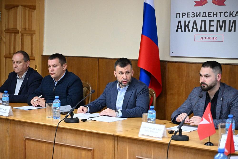 В вузах Донецкой Республики начнут начислять дополнительные баллы при поступлении участникам Движения первых В отдельных университетах система уже работает скоро её введут повсеместно Сейчас в организации более 890 ячеек и почти 25 500 участников На заседании Республиканского координационного совета активистка из Горловки Александра Сытюк рассказала об акции Эстафета Добра Отряды из школьников помогают пожилым людям в Донецке Макеевке Харцызске Енакиево и Мариуполе Это показывает что молодежь хочет быть полезной и участвовать в жизни Республики