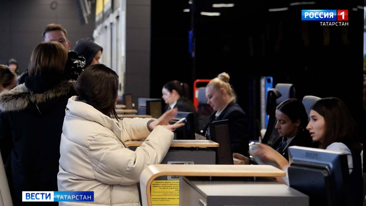 С января по август Казань приняла 3 3 млн туристов За восемь месяцев этого года Казань приняла 3 3 млн туристов на 6 больше чем за тот же период прошлого года Среди них 10 3 уже бывали в столице Татарстана сообщила глава Комитета по развитию туризма Дарья Санникова на деловом понедельнике в мэрии Большинство гостей приехали из российских регионов около 2 5 млн человек или примерно 75 от общего числа туристов Основной поток пришёл из 10 субъектов Башкортостана Москвы и Московской области Чувашии Санкт Петербурга Самарской и Свердловской областей Удмуртии Марий Эл и Ульяновской области Жители Центрального федерального округа Урала Нижегородской и Кировской областей проявляют особый интерес к Казани Среди иностранных туристов город посетили более 30 тыс человек при этом наибольшую активность показали гости из Китая Турции Беларуси Казахстана и Малайзии Подписаться Сообщить новость   Вести Татарстан в MAX