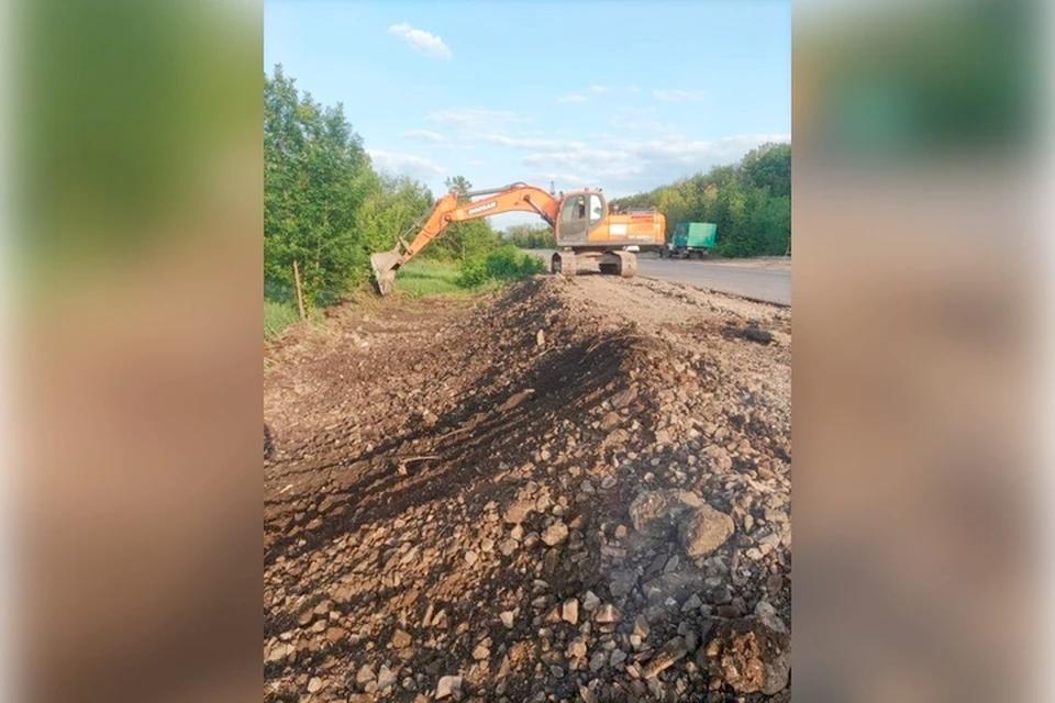 В ЛНР к сентябрю завершат ремонт дороги «Ровеньки-Антрацит» В минувшем году специалисты из шефа-региона Ставропольского края отремонтировали 2,4 км автомобильной дороги, связывающей Ровеньки и Антрацит. Сейчас они занимаются обновлением оставшихся 19,5 километров. Ремонтные работы ведутся в ускоренном темпе, поскольку эта магистраль является важной транспортной артерией, соединяющей Антрацитовский и Ровеньковский округа. Дорожники из Ставропольского края ведут работы комплексно. В настоящее время активно укладывают асфальтобетонное покрытие. - В 2025 году продолжаем проведение работ по обустройству автомобильных дорог ЛНР для комфортного передвижения между городом Антрацитом и другими населенными пунктами республики, - рассказала министр дорожного хозяйства и транспорта Ставропольского края Евгений Штепа.