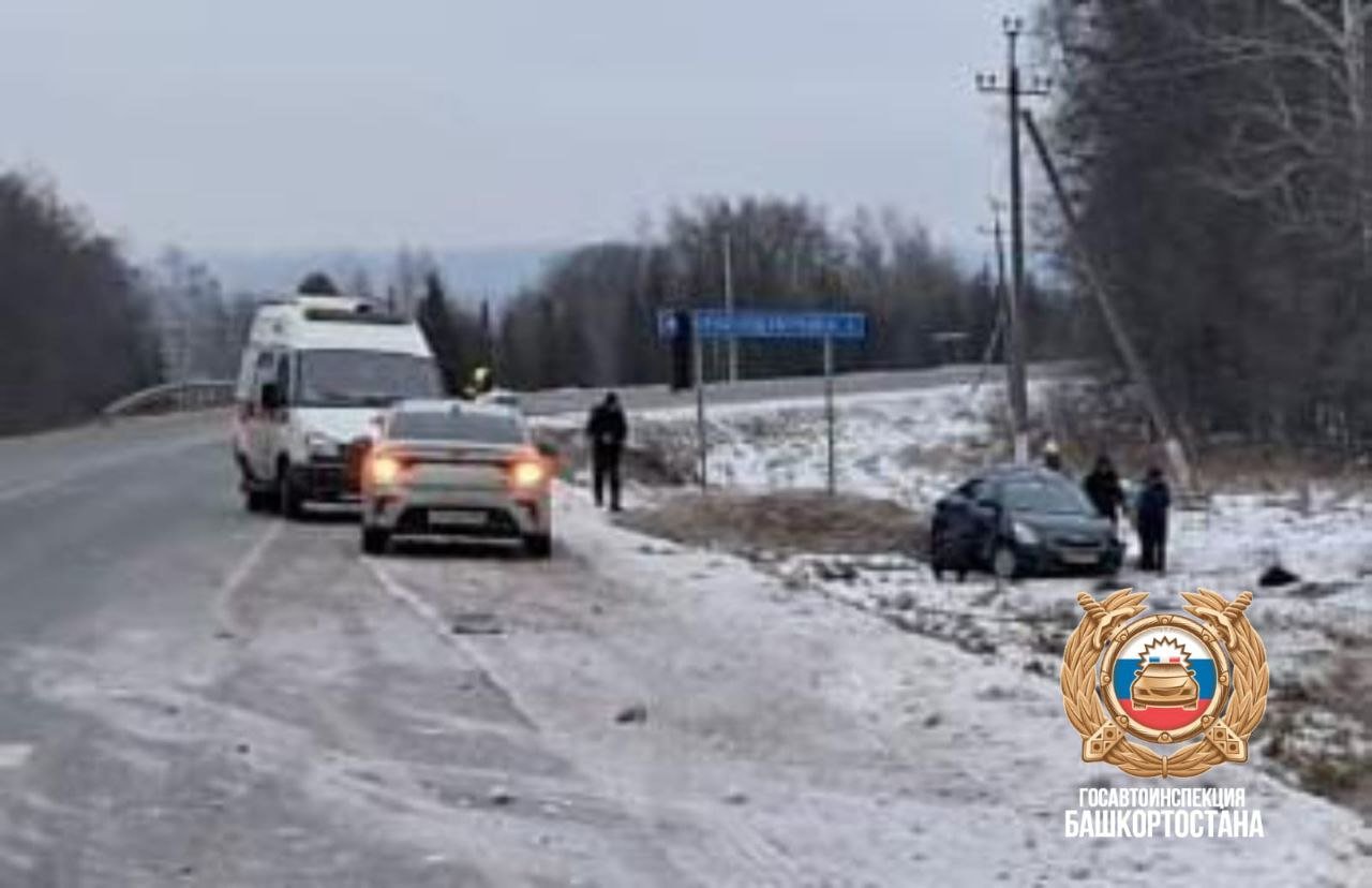 Сотрудники Госавтоинспекции Гафурийского района выясняют обстоятельства ДТП с четырьмя пострадавшими   Дорожно-транспортное происшествие произошло сегодня около четырех часов дня на 42 км автодороги Толбазы-Красноусольск. По предварительным данным, 49 -летний водитель за рулем "Шевроле Кобальт" не справился с управлением и совершил съезд в кювет с последующим опрокидыванием.    В результате ДТП водитель и три его несовершеннолетних пассажира для осмотра доставлены в медицинском учреждение.   Сотрудниками полиции устанавливаются обстоятельства ДТП.   ‍