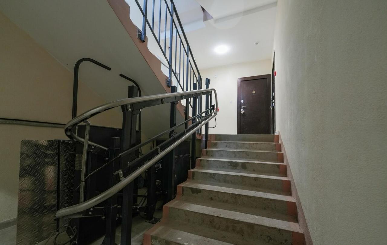 Cосед бойца СВО арестован на пять суток и оштрафован на 30 тысяч рублей за оскорбительные надписи в подъезде Он рисовал свастики и оставлял надписи с личными оскорблениями военного на стенах почтовом ящике и в лифте в подъезде где проживают жена и дети участника СВО Мужчина признал вину и принес извинения всем жильцам дома