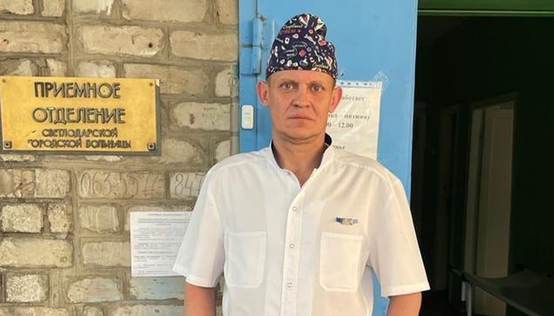 Помните скандал с бывшим министром здравоохранения Тамбовской области Алексеем Овчинниковым? Ух, какой был шкандаль. В феврале прошлого года сотрудники ГИБДД остановили два автомобиля, в которых помимо водителей они нашли куски мяса и министора на пассажирском сиденье. И всё заверте... Писали, что якобы и косуль он пострелял немерено, и людей при исполнении оскорблял всячески. Дела заводили. И вот сегодня суд вынес приговор. — Суд признал двоих фигурантов виновными по п. «б» ч. 1 ст. 258 УК РФ незаконная охота, совершенная с применением механического транспортного средства и назначил им наказание в виде штрафа в размере 100 тыс. и 150 тыс. рублей в доход государства. Еще один фигурант уголовного дела оправдан судом по п. 3 ч. 2 ст. 302 УПК РФ отсутствует состав преступления , — сообщает областная прокуратура, не называя ФИО оправданного. Но наши надёжные источники говорят, что оправдан как раз Овчинников. Рафик оказался абсолютно неуиновен. Хотя нет, не абсолютно. Было же еще дело о нарушении правил хранения патронов. При обыске в доме министра нашли четыре охотничьих патрона, которые он должен был хранить в сейфе, но не хранил. За это ему было назначено суровое наказание в виде лишения права на хранение и ношение оружия сроком на 9 месяцев. Вот и весь выхлоп от скандала федерального уровня. Хотя в итоге Овчинников вынужден был уйти в отставку, так что пошумели не совсем бесполезно.