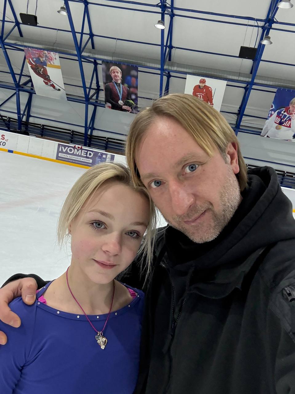 Воронежская фигуристка Елена Костылёва лидирует после короткой программы на Первенстве России среди юниоров В Саранске началось Первенство России по фигурному катанию среди юниоров и юниорок После исполнения короткой программы в женском одиночном катании лидерство захватила воронежская фигуристка Елена Костылёва являющаяся действующей победительницей этих соревнований Спортсменка получила от судей 71 16 балла чисто исполнив в своей программе сложный каскад тройной аксель тройной тулуп На втором месте с результатом 70 96 балла расположилась москвичка Лидия Плескачева а третье место занимает представительница Санкт Петербурга Агата Петрова 68 754 балла Подписаться на VRN Град