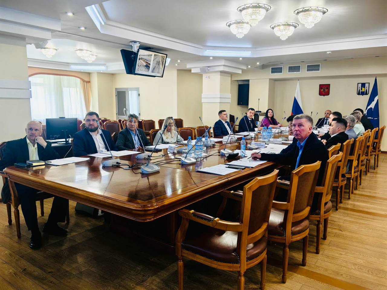 Вчера в Правительстве Сахалинской области состоялось заседание межведомственной комиссии Сахалинской области по обеспечению безопасности дорожного движения. На комиссии представители заинтересованных структур и ведомств рассмотрели ряд актуальных вопросов, оказывающих влияние на безопасность дорожного движения. По инициативе Госавтоинспекции рассматривался вопрос текущего эксплуатационного состояния проезжей части автомобильных дорог федерального и регионального значения, а также проведение «разметочной» компании. В своем докладе начальник отдела надзора и РЭР управления Госавтоинспекции Дмитрий Шошин обозначил проблемы, возникающие с наступлением весеннего периода. «Обильное таяние снега приводит к переувлажнению грунта в теле насыпи и соответственно конструктивные элементы дороги теряют свою несущую способность. Все это разрушительно действует на покрытие проезжей части в результате образуются выбоины, просадки, проломы». Основной акцент в своем докладе Дмитрий Шошин сделал на состояние участка федеральной автомобильной дороги «Южно-Сахалинск – Оха». В ходе выездных обследований на участке с 206 по 228 км установлено наибольшее количество дефектов дорожного полотна. «Дефекты на прямую могут повлиять на возникновение дорожно-транспортных происшествий, так как при объезде таких препятствий водители выезжают на полосу встречного движения» - отметил он. Также были затронуты сроки проведения «разметочной» компании, так как дорожная разметка играет ключевую роль в обеспечении безопасности дорожного движения, особенно в темное время суток. Она помогает водителям определить границы полосы, дороги, лучше ориентироваться в условиях недостаточной видимости и информирует водителей о предстоящих маневрах. По итогам заседания собственникам автомобильных дорог, главам муниципальных образований дан ряд поручений и рекомендаций с установленными сроками выполнения, а также выработан ряд совместных решений, реализация которых позволит сделать движение по автомобильным дорогам более безопасным.