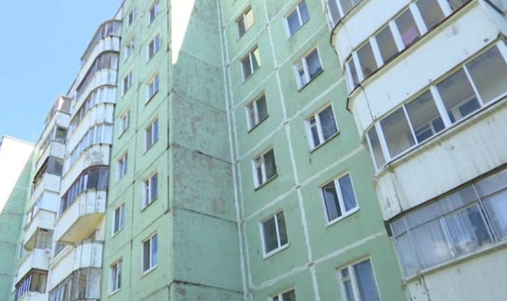 Декабрь принёс снижение цен на квартиры в Перми В Перми средняя стоимость однокомнатной квартиры в сентябре составила 27 4 тыс руб К первому зимнему месяцу цена скорректировалась до 26 5 тыс руб Двухкомнатные квартиры подешевели заметнее с 42 5 тыс руб в начале осени до 37 1 тыс руб в декабре Такой информацией поделились с РБК Пермь эксперты Циан Согласно аналитическим данным в сентябре стоимость найма однушки была на 5 выше уровня прошлого года а к декабрю рост замедлился до 1 Двушки продемонстрировали более выраженное повышение 27 год к году в сентябре и ещё 2 в декабре Кроме того по темпам удорожания крупных квартир Пермь вошла в число лидеров среди российских городов rbc perm