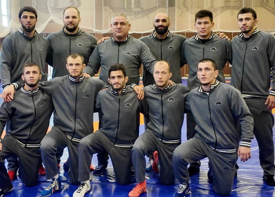 Двое махачкалинцев выступят на чемпионате мира по греко римской борьбе Воспитанники спортшколы греко римской борьбы Махачкалы Милад Алирзаев и Даниял Агаев вошли в состав национальной сборной России для участия в предстоящем чемпионате мира Для 27 летнего обладателя индивидуального Кубка мира 2020 и призёра Евро 2021 Милада Алирзаева 87 кг чемпионат мира в Хорватии станет третьим в карьере Два предыдущих раза в Осло 2021 и Белграде 2023 ученик наставника сборной Дагестана Магомедали Магомедалиева остался за чертой призеров Даниял Агаев 67 кг дебютирует на главном старте года Уроженец Буйнакска сейчас совершенствует мастерство под руководством старшего тренера сборной Дагестана Магомеда Асхабова Даниял побеждал на первенстве Европы U 23 и в этой же возрастной группе становился бронзовым призером первенства мира В других категориях сборную России в Загребе будут представлять Эмин Сефершаев 55 кг Садык Лалаев 60 кг Сергей Емелин 63 кг Дмитрий Адамов 72 кг Сергей Кутузов 77 кг Адлет Тюлюбаев 82 кг Артур Саргсян 97 кг и Сергей Семенов 130 кг Чемпионат мира пройдет в столице Хорватии 13 21 сентября Классики поспорят за медали в заключительные три дня Даниял Агаев Милад Алирзаев ЧМ 2025