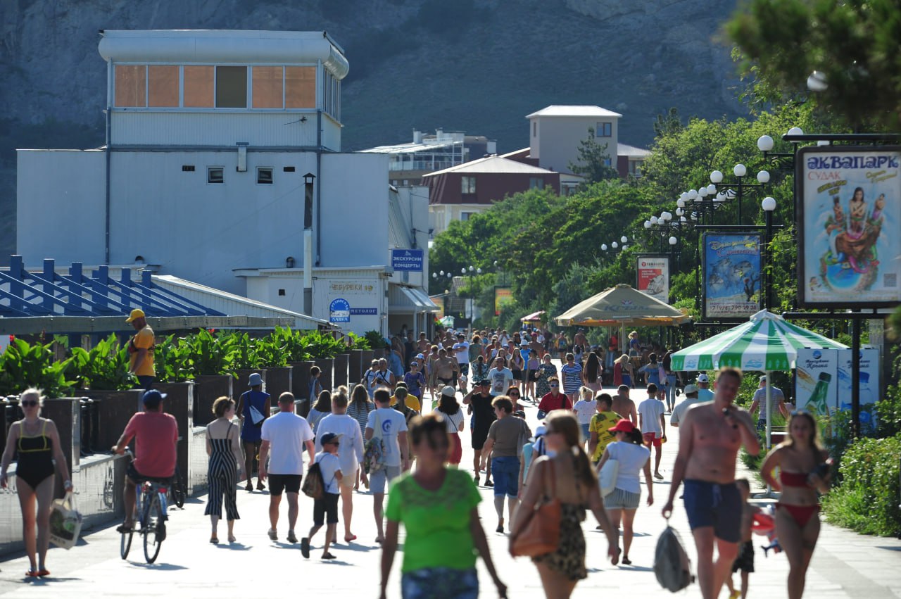 В Крыму появится Кодекс туриста Кодекс будет содержать рекомендации для гостей Крыма которые следует учитывать перед поездкой в Это не будет свод документов а разъяснения в доступной форме как стоит заходить в музей мечеть или православную обитель рассказал министр курортов и туризма Крыма Сергей Ганзий Кодекс крымского туриста будет доступен в электронном формате на интернет площадках и чат ботах Минкурортов а также в печатном виде в Туристко информационных центрах и отелях полуострова Подписывайся на truekpcrimea