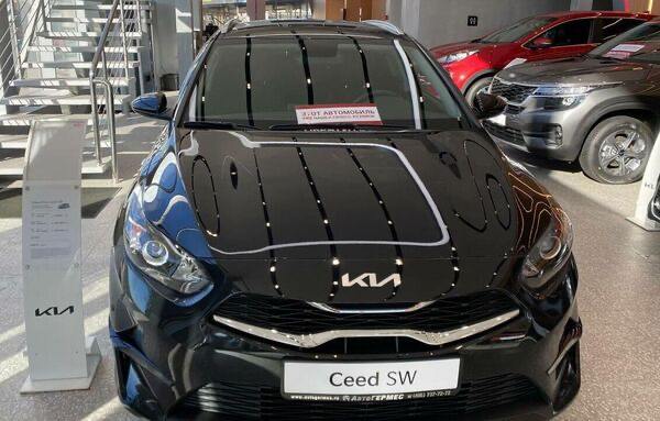 Южнокорейская KIA зарегистрировала новые товарные знаки для продажи машин в России Речь идёт о реализации электромобилей. Информация содержится в электронной базе Роспатента. Как передаёт РИА Новости, заявки были поданы в июне этого года, а также в сентябре 2024-го. Правообладателем товарных знаков выступает «Киа Корпорейшн». Регистрация позволит автоконцерну производить и продавать в стране не только электромобили, но и другие легковые машины, а также грузовики и комплектующие. Подпишись на «Говорит Москва»