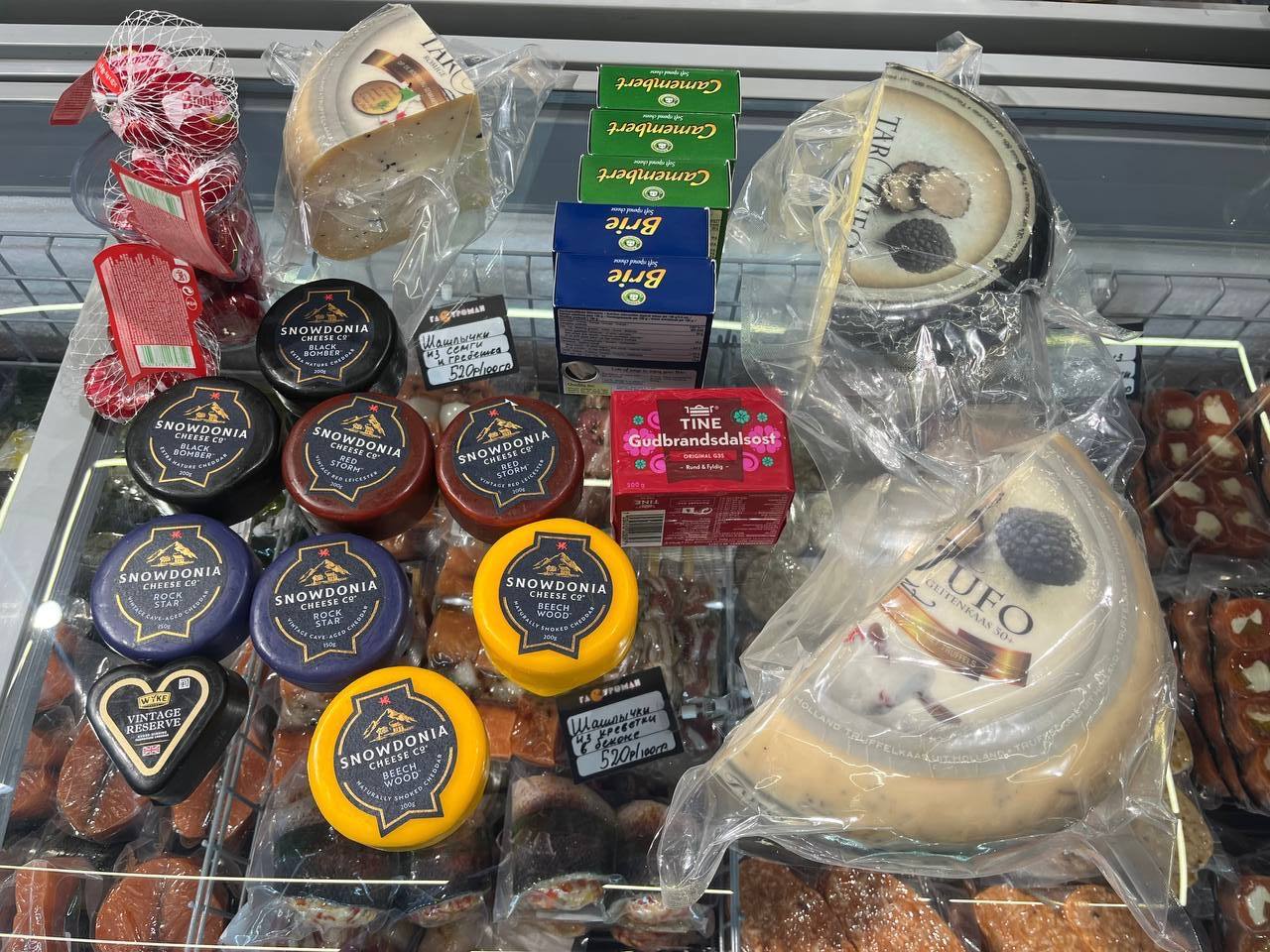 В Забайкалье прокуратурой пресечена реализация санкционной продукции Читинская транспортная прокуратура с участием представителей Читинской таможни, Управления Россельхознадзора по Забайкальскому краю провела проверку исполнения законодательства в сфере оборота на территории Российской Федерации «санкционной» продукции. Установлено, что в одном из магазинов Читы реализовывались товары, подпадающие под действие специальных экономических мер, – сыры, страной происхождения которых являются Италия, Голландия, Франция, Великобритания и Германия. Из незаконного оборота изъято 24 кг «санкционной» продукции. По постановлению транспортного прокурора продавец привлечен к административной ответственности по ст. 14.2 КоАП РФ незаконная продажа товаров, свободная реализация которых запрещена или ограничена , товары конфискованы.