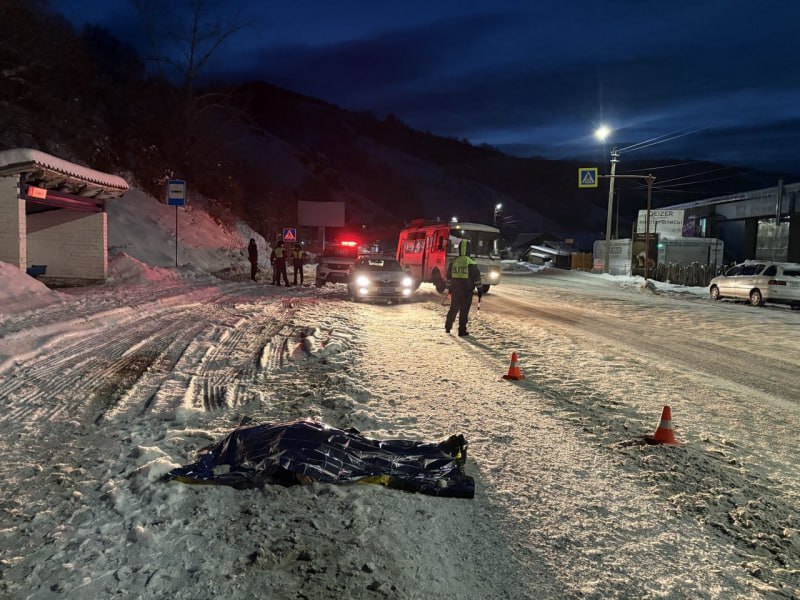 Подробности сегодняшнего ДТП в Горно Алтайске в котором к сожалению погиб человек сообщает республиканская Госавтоинспекция 16 декабря около 5 55 утра в районе дома 8 по улице Барнаульской 48 летний горожанин управлявший мусоровозом МАЗ сбил 53 летнюю горожанку Женщина вышла из за стоящего автобуса и переходила дорогу вне пешеходного перехода но в зоне его видимости От полученных травм она скончалась на месте По информации подписчиков погибшая женщина кондуктор автобуса По факту ДТП проводится проверка по результатам которой будет принято решение в установленном законом порядке